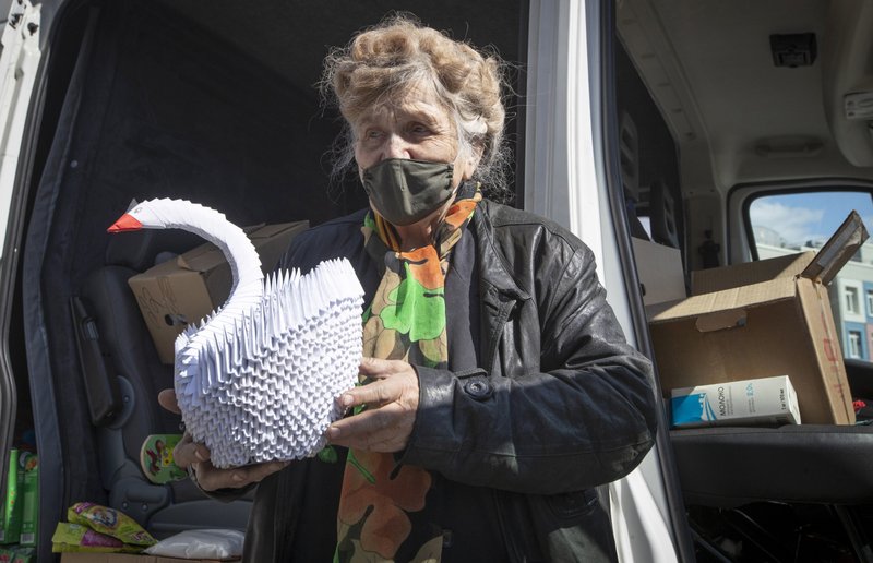 Cụ bà sống sót trong chiến dịch vây hãm Leningrad giúp đỡ người yếu thế 